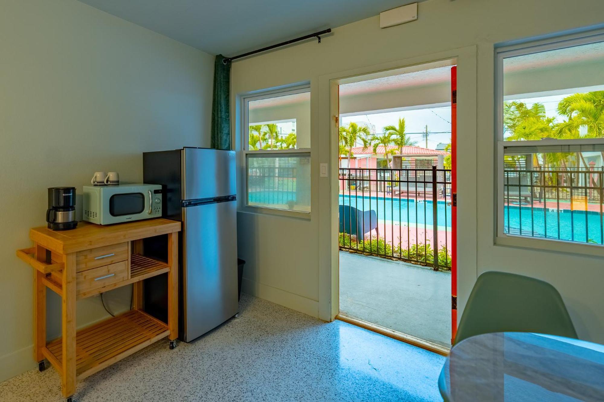 Tropical Breeze Apartment Clearwater Beach Exterior photo